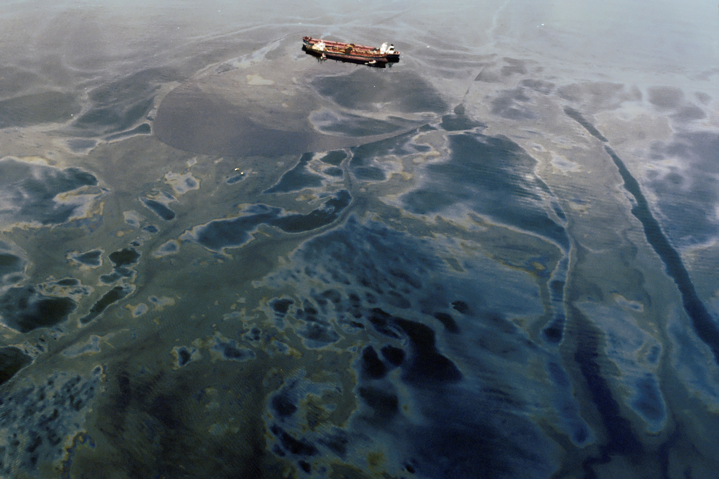 https://www.dronelab.it/wp-content/uploads/2024/05/oil-spill-mythology.jpg